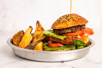 hamburguesa con batatas fritas