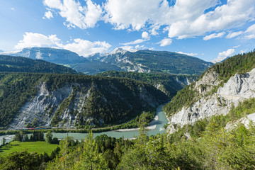 Zug der rh&auml;tischen Bahn, Rheinschlucht, Ruinaulta, Graub&uuml;nden, Schweiz, Europa