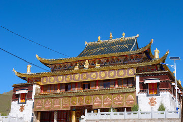 Obraz premium Golden Summit Tibetan Buddhist monastery Arou Da Temple in Qinghai China.