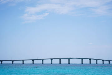 青い海に架かる橋