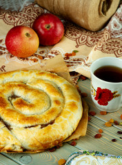 apple pie with apples and cinnamon