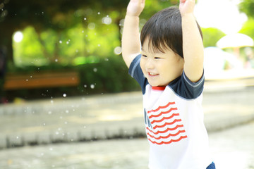 水遊びする男の子