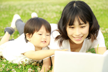本を読む親子