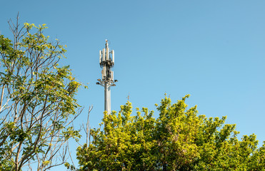 Obraz premium 5G antenna outside the city. GSM Antenna in the nature.