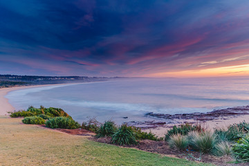 Obraz premium Colourful Sunrise Seascape with Heavy Clouds Blanketing the Sky
