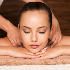 Naklejka premium Beautiful young woman relaxing in the spa salon.