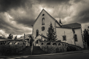 Chiesa nel centro storico di Skofja Loka in bianco e nero