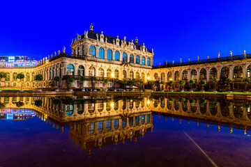 Fototapeta na wymiar Zwinger in Dresden zur blauen Stunde