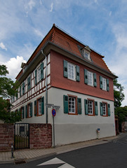 Fototapeta na wymiar Das alte Pfarrhaus in Darmstadt-Wixhausen in Hessen, Deutschland 