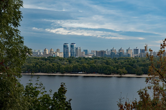 Blick &uuml;ber den Fluss Dnjepr auf die Hochh&auml;user von Kiew in der Ukraine 