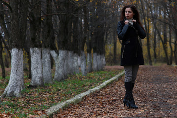 A pair of young people meets in autumn