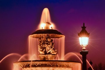 Paris : Concorde fountain and street lamp