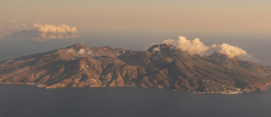 Vulkaninsel Nisyros Kos Griechenland mit Vulkankrater Stefanos im Lakki-Tal aus der Luft