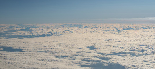 Luftaufnahme von Wolkenfeldern über den Wolken