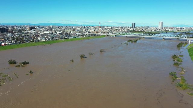 増水した江戸川の空撮動画