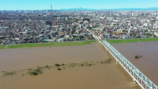 増水した江戸川の空撮動画