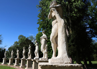 北イタリア・ベネトにあるオラツィオ・マリナーリ作の彫刻