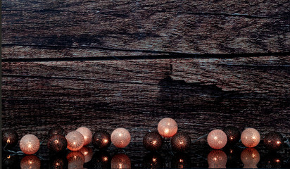 Cotton balls lampki na drewnianym tle