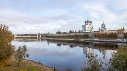 Obraz premium Bank of the Velikaya river. Pskov Kremlin. Trinity cathedral, Pskov, Russia