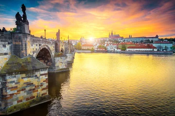Papier Peint photo autocollant Pont Charles Pierre piétonne médiévale Pont Charles au coucher du soleil, Prague, République Tchèque