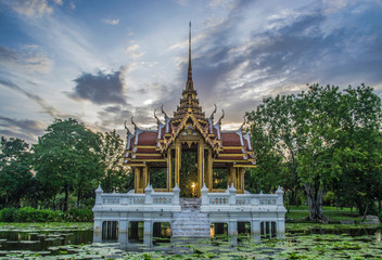 Obraz premium amazing temple in the water in south east asia