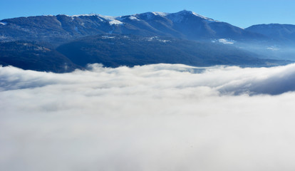 Fototapeta na wymiar le nuvole ricoprono la val Belluna,Italia