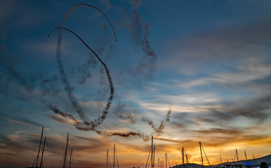 coucher de soleil et avions de voltige