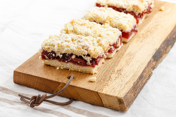 Kirschstreuselkuchen serviert auf einem Eichebrett