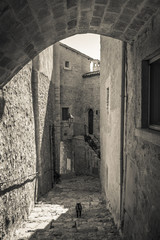 Arco nel borgo medievale di Postignano in Umbria