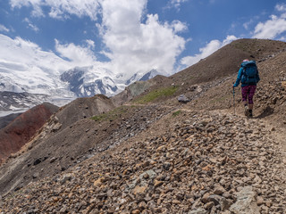 Fototapeta premium A tourist walks along a trail in the mountains.