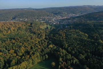 Fototapeta na wymiar Die bayrische Rhön von oben, Luftaufnahme, Berge, Wald, Natur, im Hintergrund Bad Brückenau, Tal