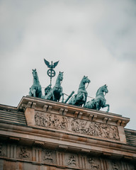 Naklejka premium horse statues on the arch