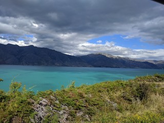 Albert Town, Nueva Zelanda, intensa vista azul del lago Hawea