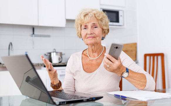 Woman has difficulties using computer