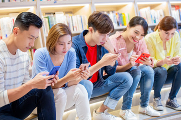 Obraz premium friends watch smart phone