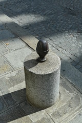 Obraz na płótnie Canvas marble pillar with cone-shaped tip