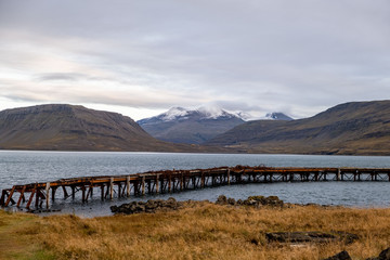 Herbststimmung am Hvalfjörður /Hvalfjördur mit erstem Schnee auf dem Syðstaula ­zwischen dem Múlafell und Bollafell