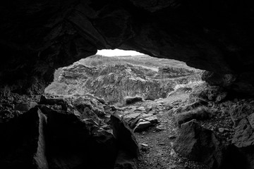 Felshöhle an der Schlucht des FLusses Bótnsa nahe dem Wassrfll Glymur