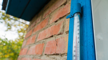 Obraz na płótnie Canvas The outdoor thermometer close up