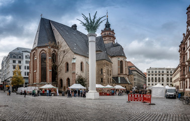 Obraz premium Panorama der Nikolaikirche Leipzig mit Markt im Oktober 2019