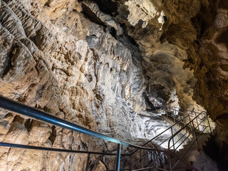 Stalaktitten in der Grotta del Vento in Italien