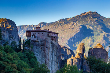 Fototapeta na wymiar Mountain landscape of Greece. Meteor's. Mountain peaks and Orthodox monasteries in the mountains. Churches on rocks. Sightseeing In Greece. Religion. Orthodoxy. Architecture.