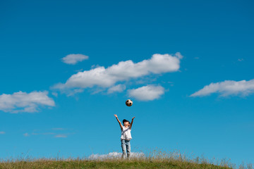 サッカーボールで遊ぶ子供