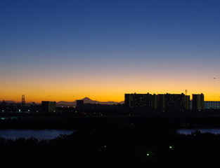 夕焼けに映える富士山と建物のシルエット