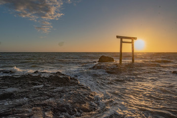 海辺の鳥居