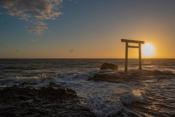 海辺の鳥居