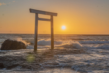 海辺の鳥居