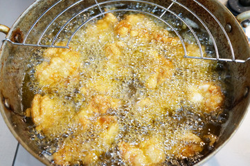唐揚げを揚げているところ