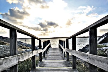 Obraz premium wooden bridge over the river