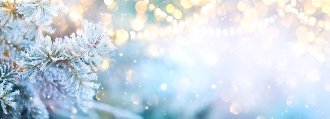 Foto op Plexiglas Kerstmis achtergrond. Kerstboom met sneeuw versierd met slingerverlichting, feestelijke vakantieachtergrond. Breedbeeld frame achtergrond. Nieuwjaar Winterkunstontwerp, Kersttafereel breedbeeld vakantierand © Subbotina Anna